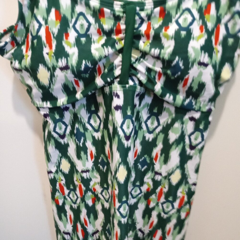 NORACORA GREEN RED AND WHITE PRINT TOP AND GREENS STRETCH CAPREE PANTS (SIZE XL)